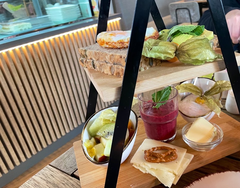 Gourmet-Frühstück auf der Etagere im Café Apostel