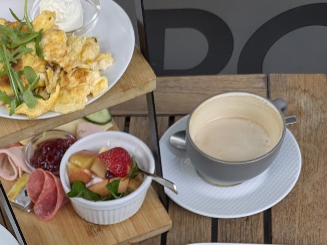 Cappuccino mit cremigem Milchschaum im Café Apostel