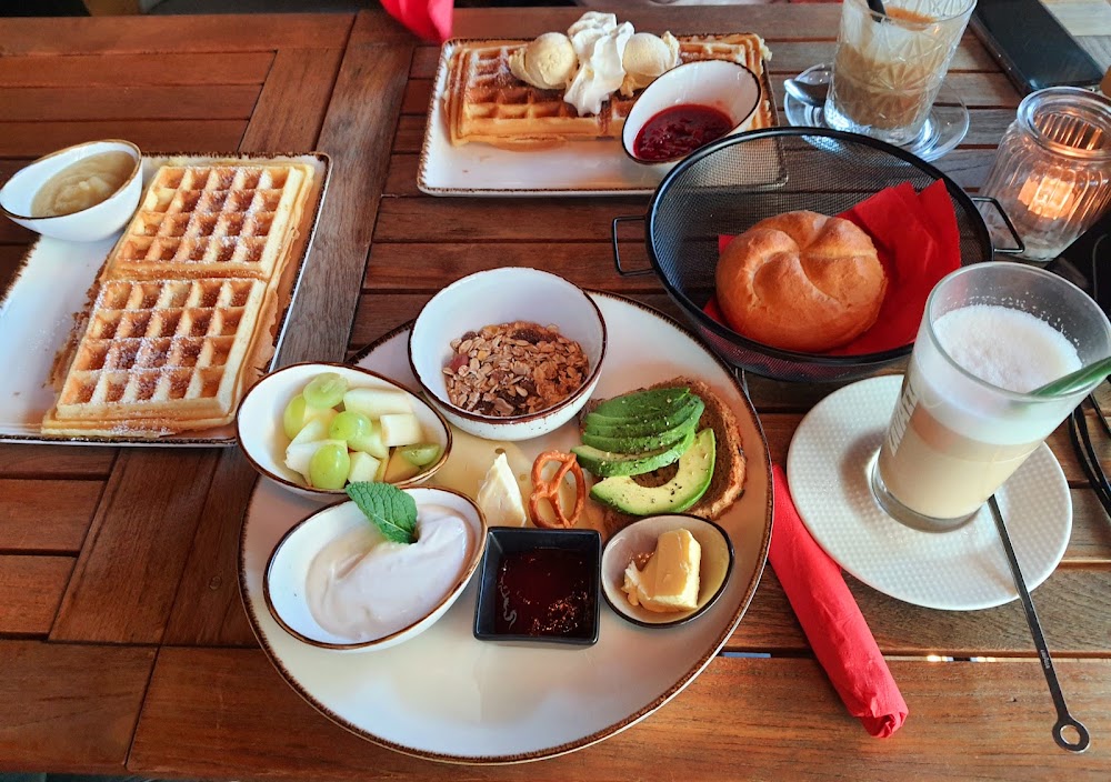 Frische Waffeln mit Eis und süße Spezialitäten im Café Apostel